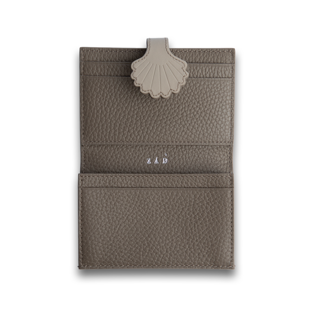 MUHET | Shell Wallet in Biege